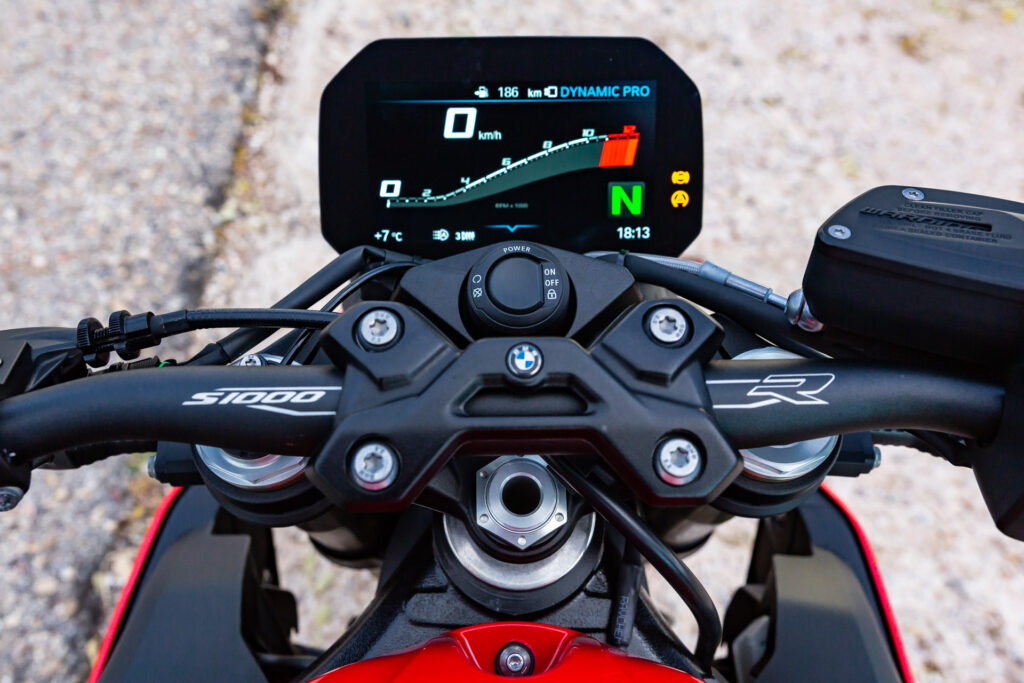 PRUEBA BMW S R una naked muy rápida MOTOSAN
