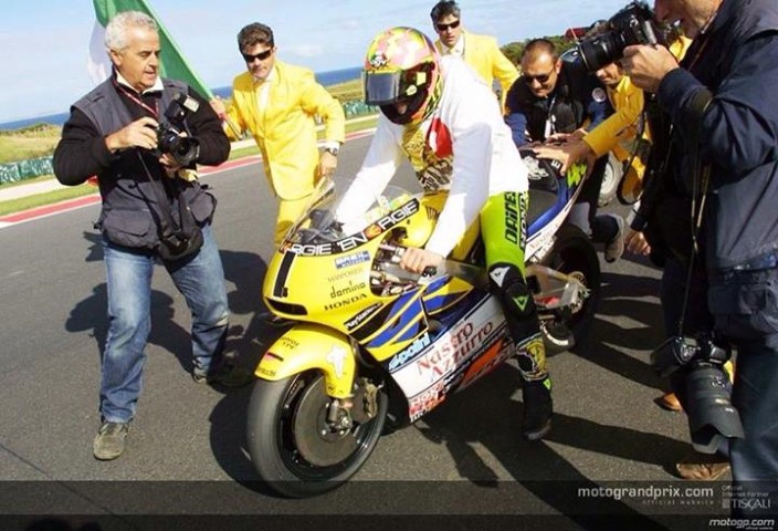 rossi honda campeon de 500cc 2t 2 tiempos ultimo titulo phillip island dorsal numero 1