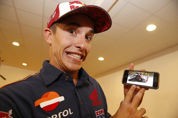 marc marquez enseñando el movil la salvada de brno 2014