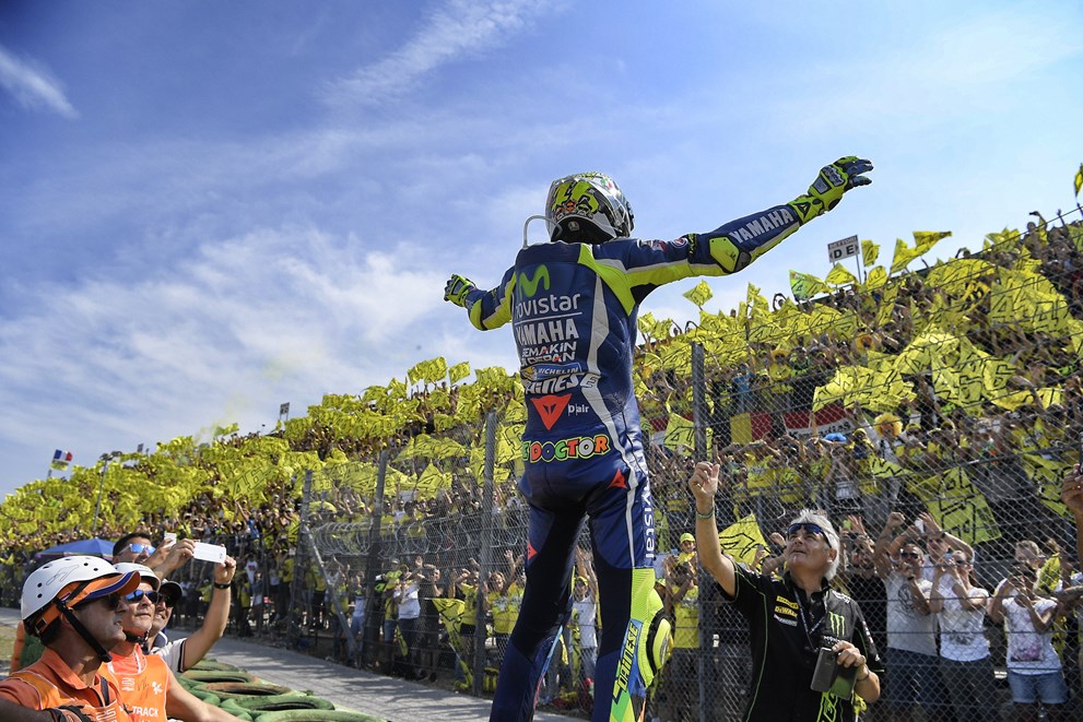 Rossi celebra la victoria MotoGP
