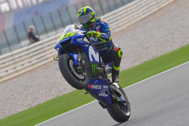 ¿Wheelie or not wheelie? Esa es la cuestión. Fuente: motogp.com