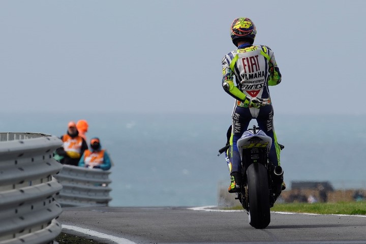 Rossi de pie en su moto