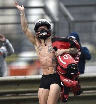 Scott Redding sin ropa en Valencia 2018