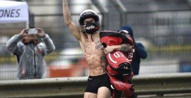 Scott Redding sin ropa en Valencia 2018