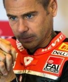 Álvaro Bautista en su box en Laguna Seca