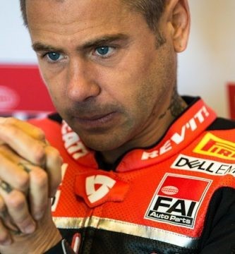 Álvaro Bautista en su box en Laguna Seca