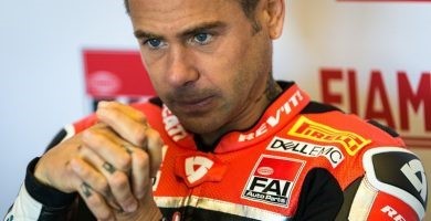 Álvaro Bautista en su box en Laguna Seca