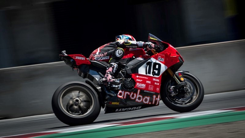 Álvaro Bautista pilotando la Ducati en el circuito de Laguna Seca