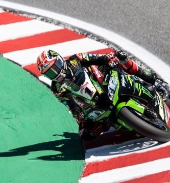 Jonathan Rea pilotando la Kawasaki en Laguna Seca