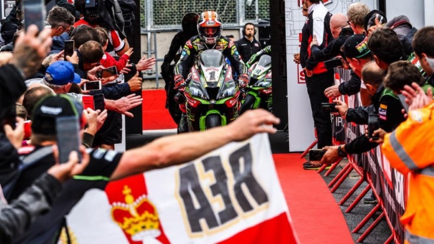 Jonathan Rea WorldSBK Superbikes Jules Cluzel Supersport Donington Park