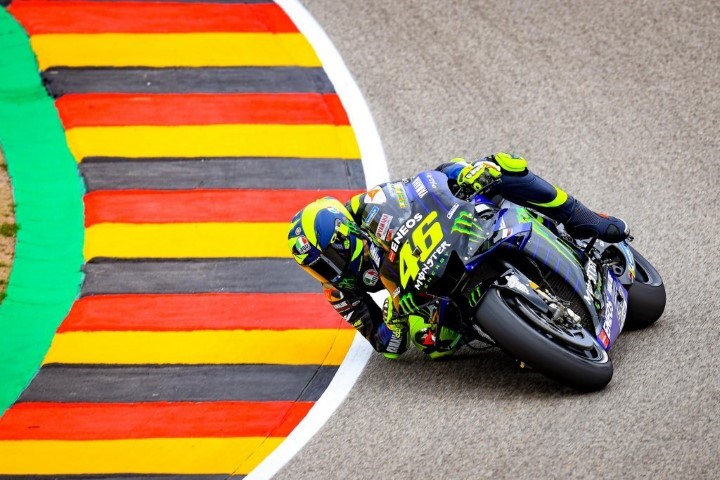 Valentino Rossi en una curva en Sachsenring