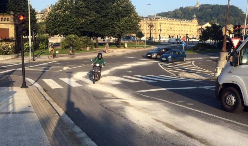 Un scooter circula sobre una mancha de gasoil y sepiolita.