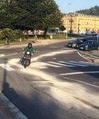 Un scooter circula sobre una mancha de gasoil y sepiolita.