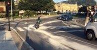 Un scooter circula sobre una mancha de gasoil y sepiolita.