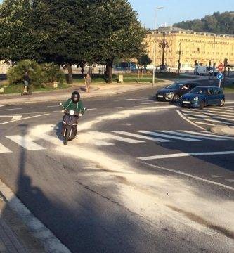 Un scooter circula sobre una mancha de gasoil y sepiolita.