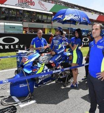 Davide Brivio junto a Álex Rins en la parrilla del Gran Premio de Italia en Mugello