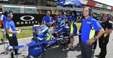 Davide Brivio junto a Álex Rins en la parrilla del Gran Premio de Italia en Mugello