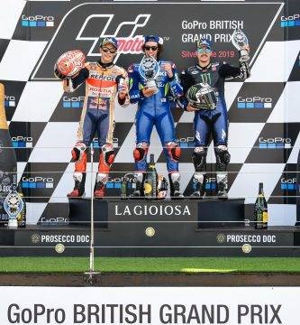 Álex Rins Marc Márquez Maverick Viñales en el podio del Gran Premio de Gran Bretaña en Silverstone