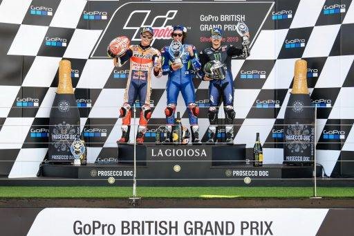 Álex Rins Marc Márquez Maverick Viñales en el podio del Gran Premio de Gran Bretaña en Silverstone