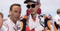 Alberto Puig junto a Jorge Lorenzo en el Gran Premio de Aragón