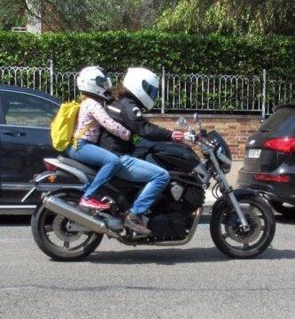 Moto con piloto y pasajero menor de edad