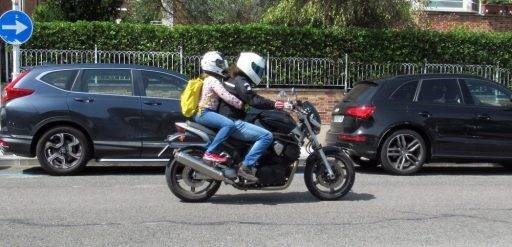 Moto con piloto y pasajero menor de edad