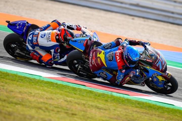 Álex Márquez y Augusto Fernández durante la carrera de Moto2 en Misano