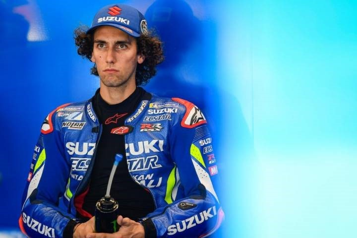 Álex Rins en su box