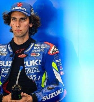 Álex Rins en su box