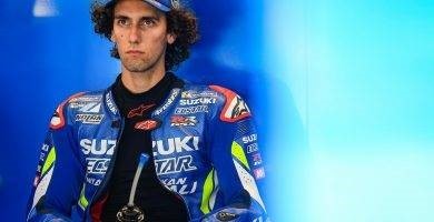 Álex Rins en su box