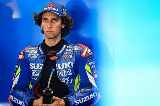 Álex Rins en su box