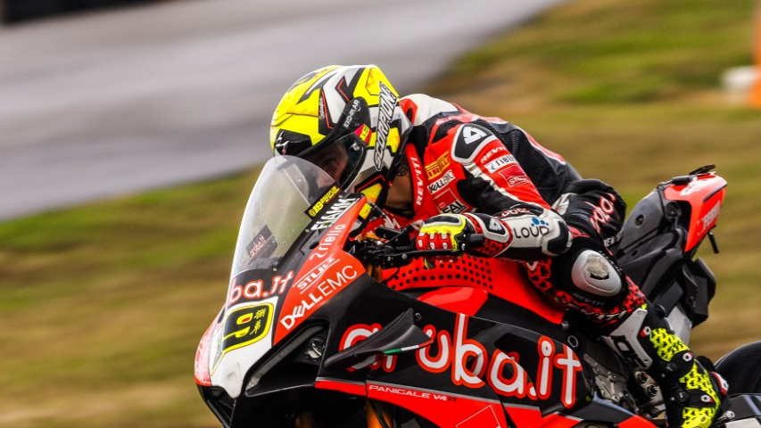 Álvaro Bautista rodando hoy en Magny-Cours