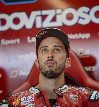 Andrea Dovizioso en su box durante el Gran Premio de San Marino
