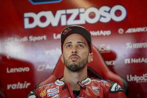 Andrea Dovizioso en su box durante el Gran Premio de San Marino