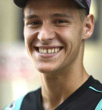 Fabio Quartararo sonriente tras los primeros entrenamientos libres del Gran Premio de Aragón de MotoGP