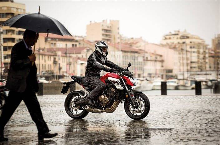 Consejos para circular en moto con lluvia MOTOSAN