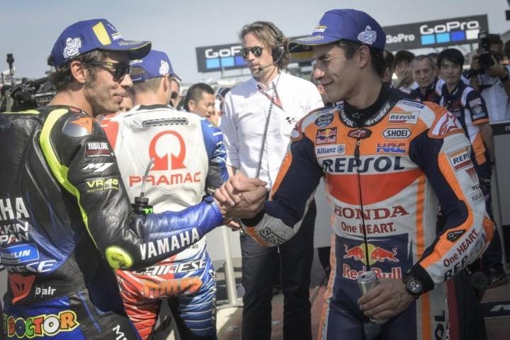 Marc Márquez y Valentino Rossi se saludan en el parque cerrado de MotoGP