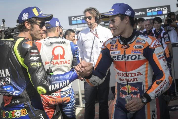 Marc Márquez y Valentino Rossi se saludan en el parque cerrado de MotoGP