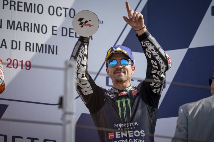Maverick Viñales en el podio de Misano tras conseguir el tercer puesto en la carrera de MotoGP