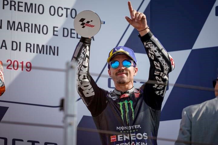 Maverick Viñales en el podio de Misano tras conseguir el tercer puesto en la carrera de MotoGP