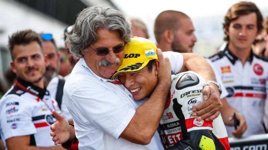 Paolo Simoncelli abraza a Tatsuki Suzuki en el parque cerrado después de la carrera de Moto3