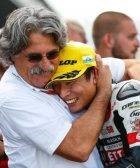 Paolo Simoncelli abraza a Tatsuki Suzuki en el parque cerrado después de la carrera de Moto3