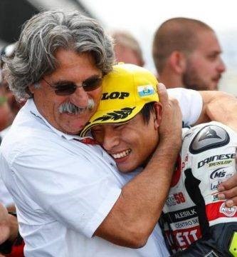 Paolo Simoncelli abraza a Tatsuki Suzuki en el parque cerrado después de la carrera de Moto3