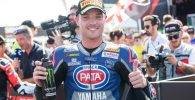 Alex Lowes en el parque cerrado después de una carrera del WorldSBK