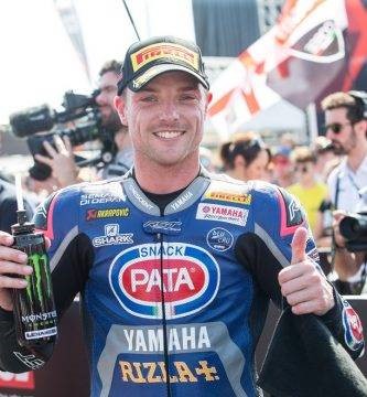 Alex Lowes en el parque cerrado después de una carrera del WorldSBK