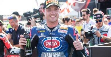 Alex Lowes en el parque cerrado después de una carrera del WorldSBK