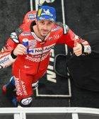 Andrea Dovizioso saluda después de la carrera de MotoGP en Misano