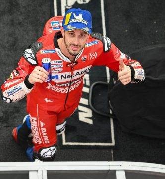 Andrea Dovizioso saluda después de la carrera de MotoGP en Misano