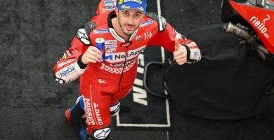 Andrea Dovizioso saluda después de la carrera de MotoGP en Misano