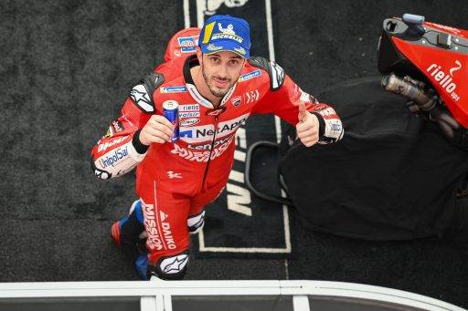 Andrea Dovizioso saluda después de la carrera de MotoGP en Misano